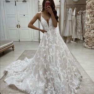 Size 6 NOT ALTER ; NEVER WOREN; Color: Ivory ; Style 1325 from Martina Liana